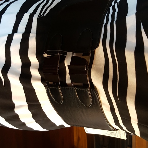 NWT white and black size 4 dress with belt - Picture 4 of 7